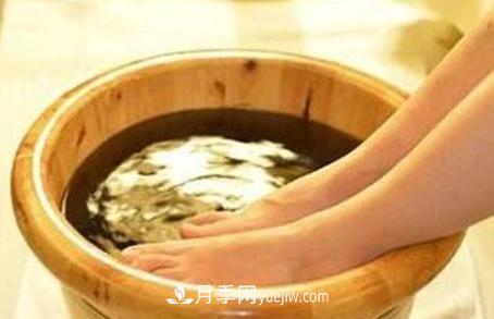 南陽(yáng)人經(jīng)常用艾草泡腳，3大好處多多(圖1)