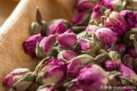 玫瑰花泡水有什么好處？還可以和什么一起泡水喝？(圖1)